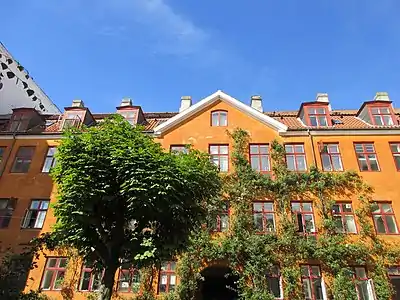 The front wing viewed from the courtyard.