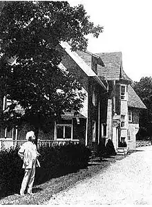 Mark Twain at the Voss cottage, 1908.