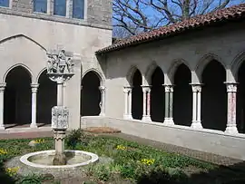 Trie cloister