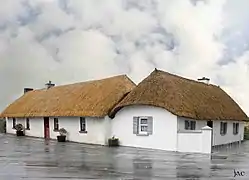 Thatched building in Clogh