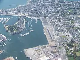 The medieval walled town and Concarneau (overfly).