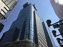 The building's southeastern corner, with a glass facade on Broadway and a masonry facade on 42nd Street