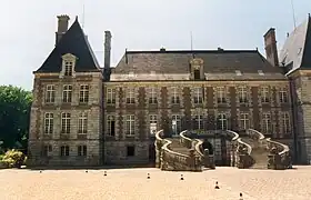 Château de Courances viewed from yard (côté cour).