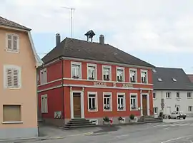 The town hall and school in Courtavon