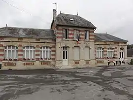 The town hall and school of Crécy-au-Mont