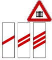 Distance panels for level crossing with barriers