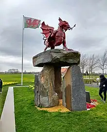 Comlech monument & Daffodils