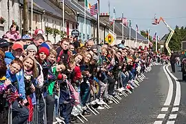 A large crowd watches President Obama's approach