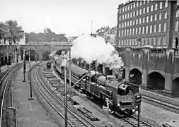 A DSB train passing Vesterport Station on the main line tracks in 1960