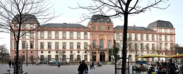 The castle  and market square seen from the South, Photo: Andreas Praefcke