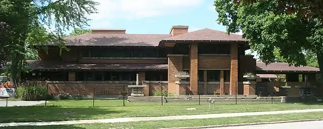 Darwin D. Martin House, Buffalo, New York with wide overhang. Frank Lloyd Wright, 1905.