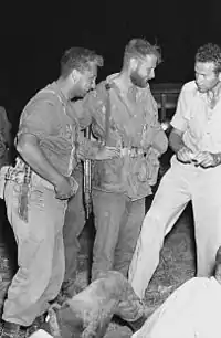 Davidi (center) with Ariel Sharon (left) and Yitzchak Ben Menachem