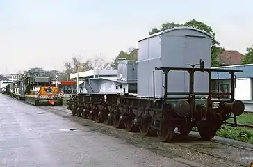 Arrival of a Schnabel wagon at its destination with a large transformer, the load will now be transported by road on a lowboy