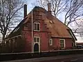 Farmhouse De Barmhartige Samaritaan in the western part of the village.