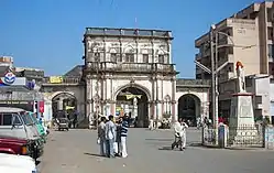 Three Gates (Tran Darwaja), Dhoraji