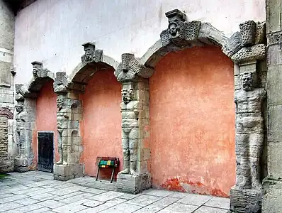 Renaissance atlantes in the courtyard of the Maison Maillard [fr] (Rue des Forges [fr] no. 38), Dijon, France, attributed to Hugues Sambin, 1561