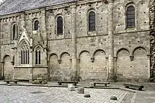 Photographie d'un mur d'église romane très orné