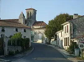 The church and surroundings in Écurat