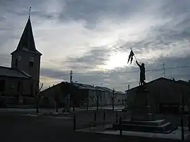 The church and war memorial in Villotte-sur-Aire