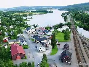 View of the village facing south. The lake seen is Einavatnet; the railroad track is the Gjøvik Line.