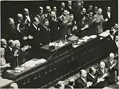 The moment in which Gronchi was proclaimed elected