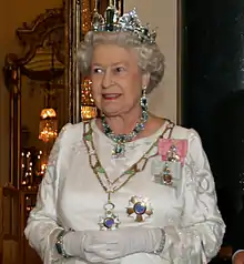 Elizabeth II wearing the Aquamarine Tiara with the Brazil necklace, earrings and bracelet