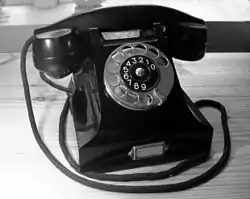 Ericsson DBH 1001 (ca. 1931), the first combined telephone made with a Bakelite housing and handset