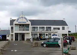 The port of Saint Evette, which has a pier for services to the Île de Sein