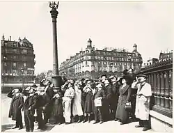 People watching the solar eclipse of 1912