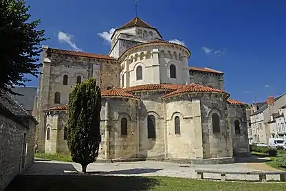 Saint-Étienne, Nevers, displays a round chancel with ambulatory, apsidal chapels and strongly projecting transepts