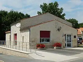 The town hall in Varzay