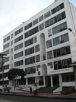 FUSM sede Bogotá, estatua de San Martín