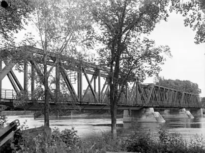 Bridge in 1948, as  seen from upstream. The footbridge appears to be already in place.