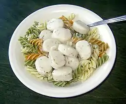 Fiskbullar atop rotini pasta