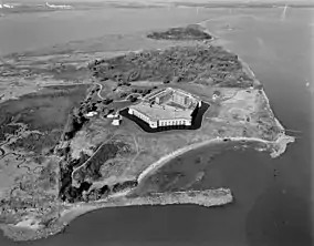 Image 36Fort Delaware State Park on Pea Patch Island, a popular spot during the spring and summer; a ferry takes visitors to the fort from nearby Delaware City. (from Delaware)