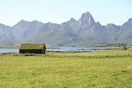 Frøskeland with Mount Reka in the background