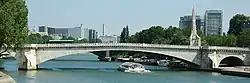 The Pont de la Tournelle (1928) in Paris is built of the white stone of Souppes.