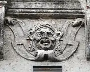 Hôtel de Guillaume de Bernuy: masks.