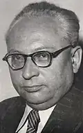 Gedenktafel Trautenauer Str 6 (Karlh) Erich Ollenhauer (cropped).jpg