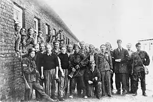 Prisoners of Gęsiówka and the Zośka fighters after the liberation of the camp in August 1944