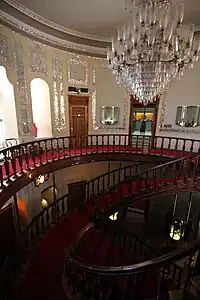 Second floor and the mirror hall