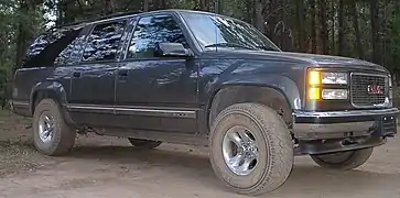 GMT400 GMC Suburban 1500 with aftermarket wheels