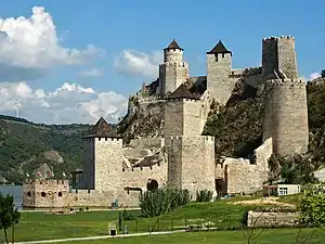 Picture of a large fortress with six tower on a large river