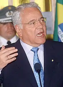 Gonzálo Sánchez de Lozada speaks into a microphone