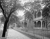 Residential scene along Government in 1906.