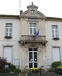 The town hall in Guérard