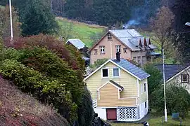 View of some houses in Eivindvik (photo: Bjarne Thune)