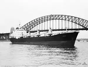 HMAS Jeparit in front of the Sydney Harbour Bridge