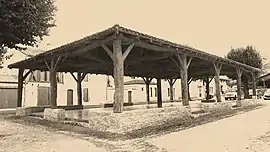 The covered marketplace in Laparade