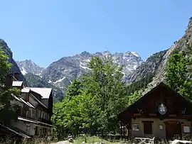 The hamlet of Ailefroide, in Pelvoux, with the guide's office in the valley of Celse Nière